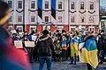 Rassemblement contre l'invasion de l'Ukraine par la Russie en 2022 devant la mairie de Tartu.