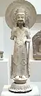 Bodhisattva debout. Chine du Nord, VIe. s. Période des Wei orientaux (534-550) et des Qi septentrionaux (550-577). Statue de calcaire gris. Musée Guimet, Paris.
