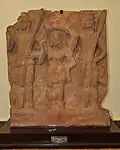 Image de l'époque kushan de Shashthi entre Skanda et Vishakha, IIe&nbsp;siècle