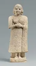 Statue d'orante, en calcaire, yeux en nacre et lapis-lazuli.