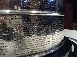 La Coupe Stanley gravée du nom des joueurs vainqueurs en 2001 avec l'Avalanche du Colorado.
