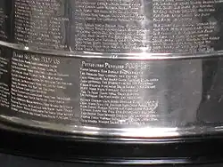 Photographie couleur de la Coupe Stanley gravée des noms des joueurs 2008-2009 des Penguins
