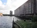 À droite, l'entrepôt de tabac Stanley Dock.