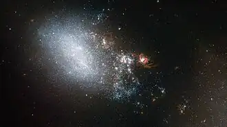 NGC 4485 par le télescope spatial Hubble, traitement de l'image par Kathy van Pelt.