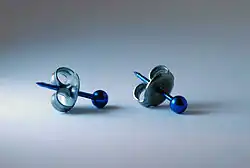 Une paire de puces d'oreille.