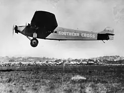 Photographie noir et blanc de l'avion proche du sol.