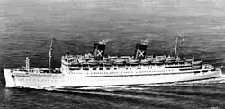 Photographie noir et blanc d'un navire de croisière.
