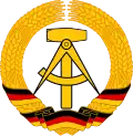Deuxième emblème de la RDA (1953-1955).