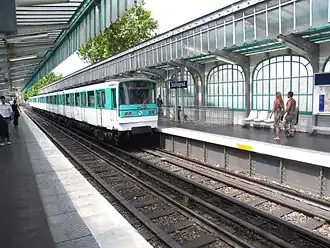 Les quais de la ligne 2 en 2006 avant la réfection des verrières.