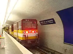 Une rame de maintenance des voies passe en station le soir.