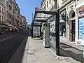 Station Anatole France : abri standard et distributeur de titres de transport