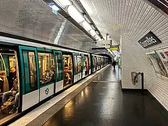 Arrêt d'une rame MF 01 en direction de Porte Dauphine.