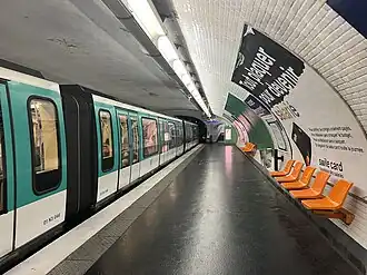 Vue du quai de la station avec une rame MF 01.