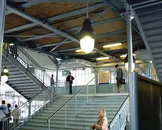 Vue des escaliers d'accès et de sortie des quais.