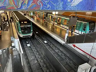 Les quais de la station.