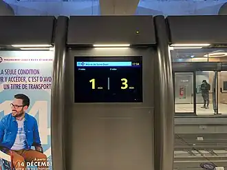 Écran SIEL de la ligne 14 à la station Saint-Ouen intégré dans les portes palières du prolongement.