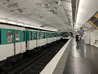 Croisement entre deux rames MF 67 rénovées.