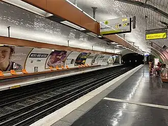 Le quai de la ligne 9 en direction de Mairie de Montreuil.