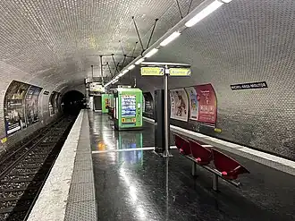 Le quai de la ligne 10, vu en direction de Gare d'Austerlitz.