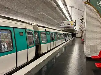 Rame MF 77 marquant l'arrêt en direction de Pointe du Lac.