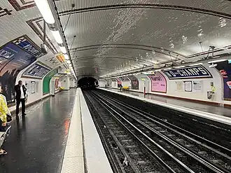 Les quais de la station, vus en direction de Mairie d'Aubervilliers.