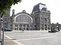 Gare d'Ostende. Le commissaire Reynaart y accueille Lamorgue: Je vous emmène au casino, inspecteur. Le directeur nous y attend… à vous de mener un autre bal si je puisse m'exprimer ainsi.Éd. Glénat 1986, dessin de la gare à la p.&nbsp;12.