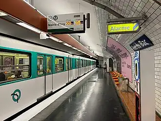 Rame MF 67 marquant l'arrêt en direction de Mairie d'Issy.