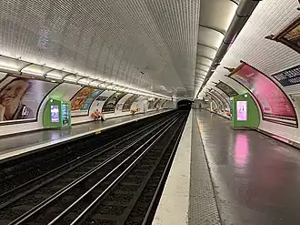 Les quais de la station, vus en direction de Pointe du Lac.