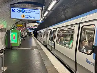 Arrêt d'une rame MF 77 pour Villejuif - Louis Aragon.
