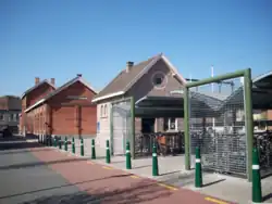 Bâtiment, accès aux quai de la voie 1 et parcs à vélos.