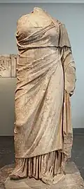 Statue portrait drapé de la prêtresse Nikeso. Sanctuaire de Déméter à Priène. 300-250. H. 1,73&nbsp;m. Altes Museum