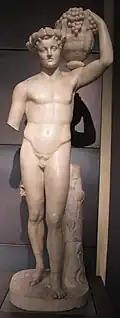 Statue d'un faune avec une corbeille de raisins.