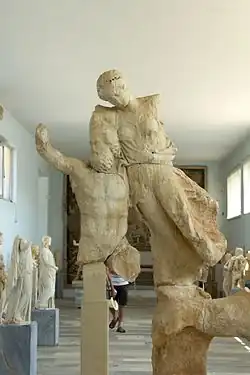 Borée enlève Orithie. Acrotère central du temple d'Apollon à Délos. Production athénienne, 421-417 av. J.-C.