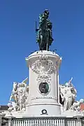 Vue de face du monument.