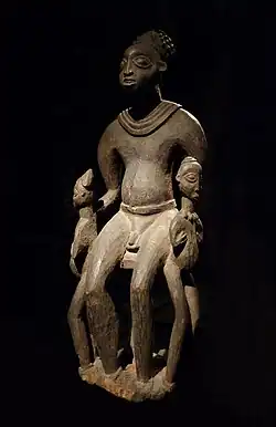 Statue commémorative de roi avec jumeaux