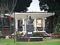 Le kiosque à musique et le Monument à Félix Éboué.