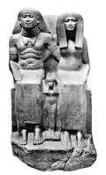Sennefer, son épouse, leur fille. Granit noir. H. 120 cm, v. 1400.Musée du Caire