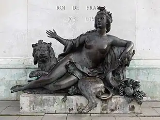 Allégorie de La Saône (1720) par Nicolas Coustou, à senestre du piédestal.