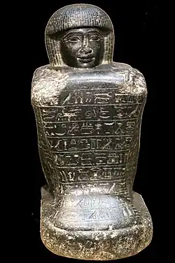 Statue cube du « préfet » de l'oasis du Fayoum, Sobekhotep. XVIIIe dynastie. Granit, H. 41 cm.