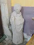 Statue d'un personnage crossé faisant le signe de la bénédiction (Église Saint-Joseph).