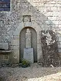 Statue dans le mur de l'église de Locoal.
