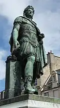 Photographie de la face gauche de la statue.