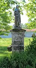 Une statue.