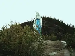 La statue de Notre-Dame-du-Saguenay.
