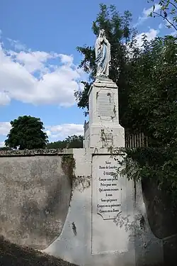 Statue de la Vierge, le long du vieux cimetière.