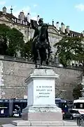 La statue de face.