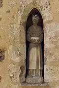 Statue de Notre-Dame au chevet de l'église.