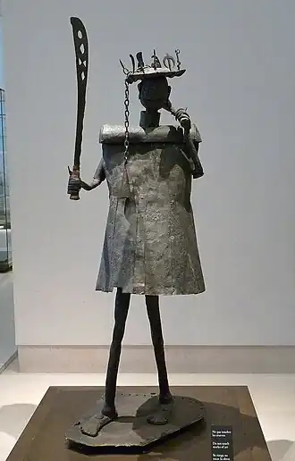 statue en métal figurant de manière stylisée un homme portant une épée, hauteur 168&nbsp;cm