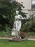 Vénus génitrice, dans la roseraie du Jardin des plantes, devant la Galerie