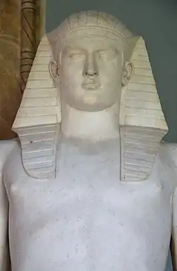 Statue d'Antinoüs en Osiris de la Villa d'Hadrien à Tivoli (131-138 apr. J.-C.), exemple de type égyptisant.